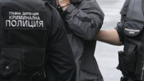 Мъж е задържан, пребил бившата си жена с камък