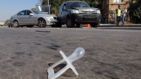 Кола удари майка и двете й деца във Варна