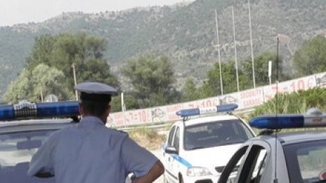 Мъж преби жена си с дъска, нападна и полицаи