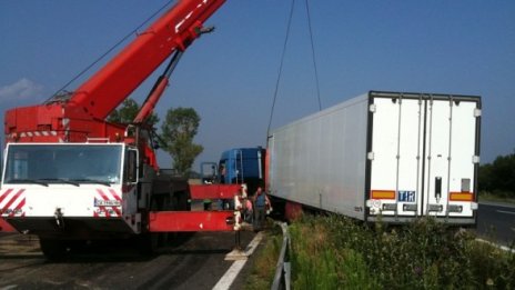 Един човек загина след челен удар между ТИР и бус