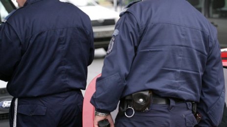 Полицаи със синини след схватка със 120-килограмов мъж