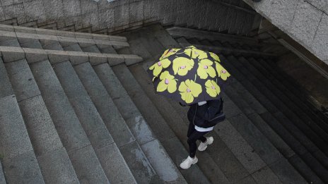 Мъгли, облаци и дъжд ще има през утрешния ден