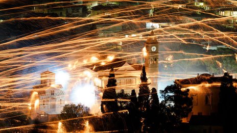 С "ракетна война" две църкви на о. Хиос в Гърция посрещнаха Възкресение ВИДЕО