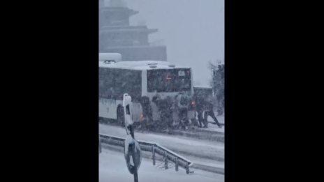 Пътници бутат автобус от градския транспорт в снежна София