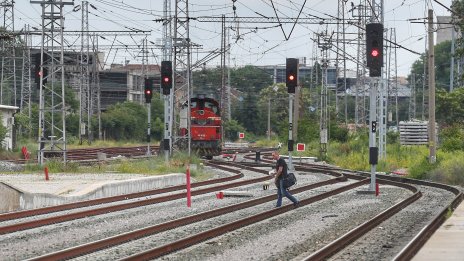 Влак блъсна пиян мъж, той оцеля по чудо