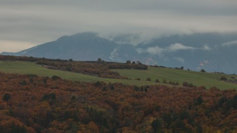 Мъгли в низините днес, на запад слънцето ще се показва