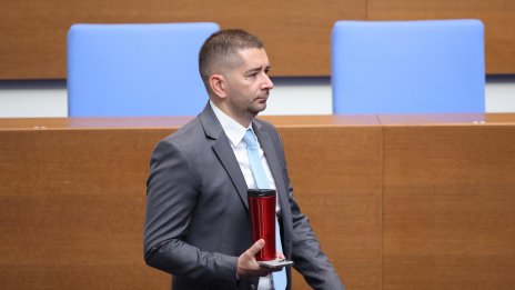 Слави Василев: Петрова е първият външен министър, който се бори толкова мъжки