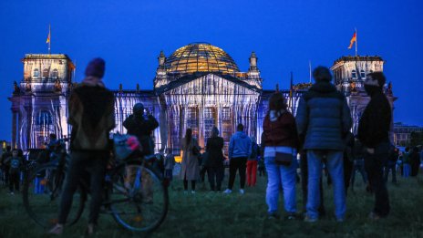 30 години след опаковането на Райхстага Берлин почете Кристо 