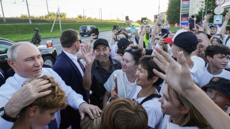 Путин спря кортежа си заради деца в Новосибирск пред... празна бензиностанция ВИДЕО