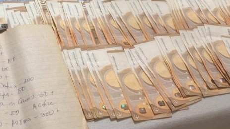 Арестуваха двама общински съветници от Септември за купуване на гласове