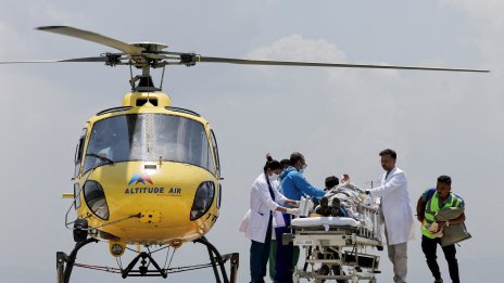 Чудо на Еверест: Изчезнал планински водач се появи след седмица неизвестност