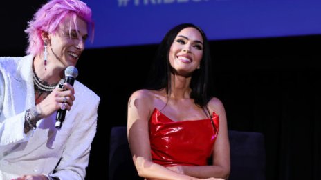 Меган Фокс се появи в „кървава“ рокля за първо събитие след четвъртото раждане