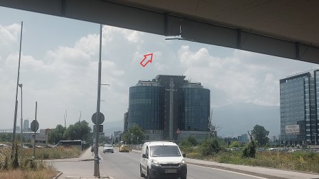 Ваши сигнали: Нова сграда заслепява шофьорите до "Пирогов", табела виси от мост