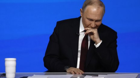 Руснаци питат Путин: Петък е, можем ли да вадим вече алкохола? 