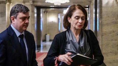 Надежда Нейнски: България осъжда атаката с дронове срещу цивилни обекти в Азербайджан