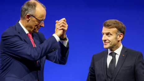 Изтребител на Франция и Германия за 100 млрд. евро е "заседнал" на пистата