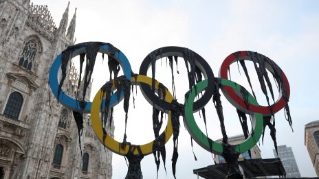 Активисти на Greenpeace вандализираха олимпийските кръгове в Милано ВИДЕО
