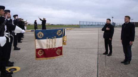 Зеленски се срещна с Макрон в авиобаза край Париж