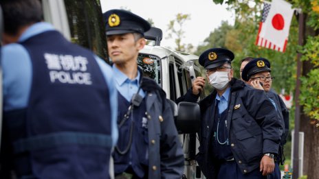 Мъж открадна кола в Токио, вряза се в пешеходна пътека