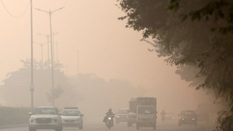 Токсичният въздух в Делхи разболява децата му