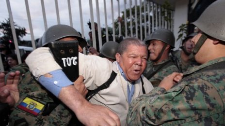 В Еквадор задържаха 46 полицаи за организиране на размириците