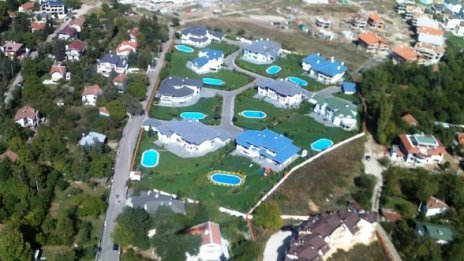 Данъчни заснеха палати за чудо и приказ