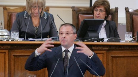 Червените събират подписи за махането на Цецка Цачева