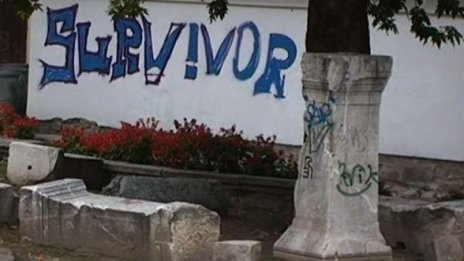 Архитектурната гордост на България - покрита с драсканици