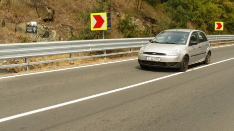 Пътищата са мокри, на места заледени