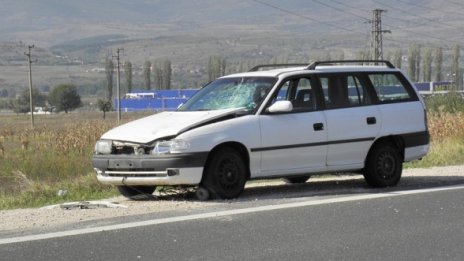 Опел премаза жена, пресичала главен път Е -79