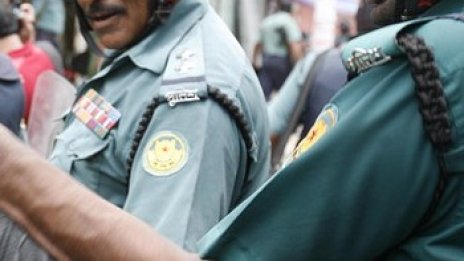 Влак се вряза в демонстранти в Бангладеш