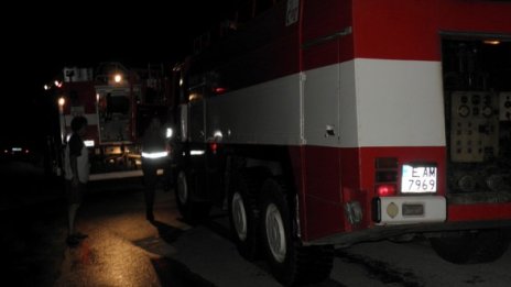 Пожар гори в птицекомбината в град Завет