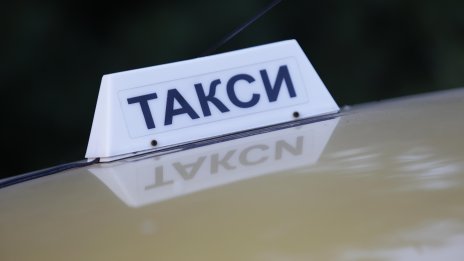 Не екшън филм, а реалност: Такси излетя от моста, преобърна се в трева (СНИМКА)