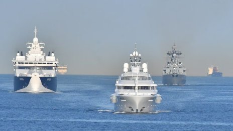 Яхтата на Путин плава през датски води, ескортирана от руски военни кораби?