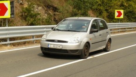 По високите и усойни места пътищата са мокри