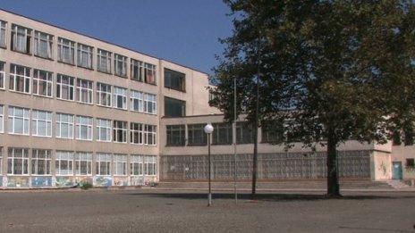 Въоръжен и с маска ограби 14-годишен