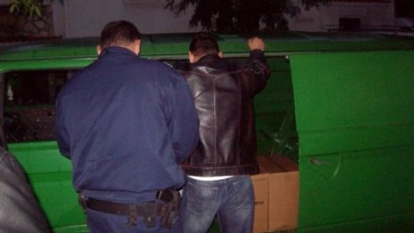 Белезници за две ченгета, припечелвали от нелегални цигари