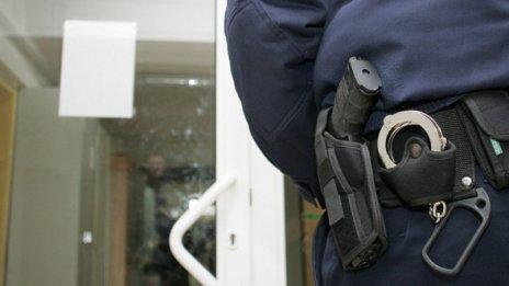 Уволниха полицая, насилил съседка в Благоевград