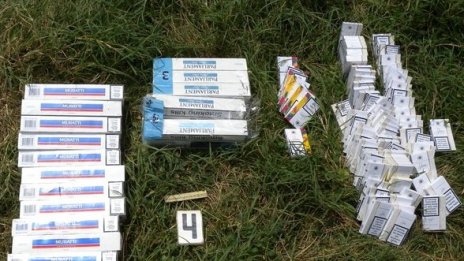 Бус с контрабандни цигари падна в река след полицейски екшън