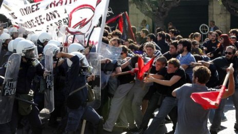 Яростни сблъсъци на студентски протести в Атина