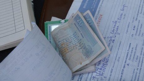 Охранител на летище София е задържан с подкуп
