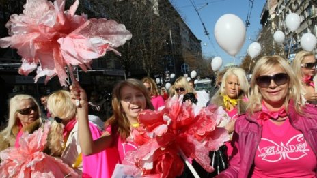 Блондинки в розово дефилираха из София