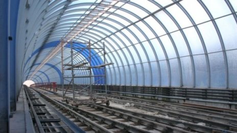 Откърти се облицовка от открития участък на метрото