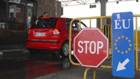 На границата хванаха цигари, скътани в памперси