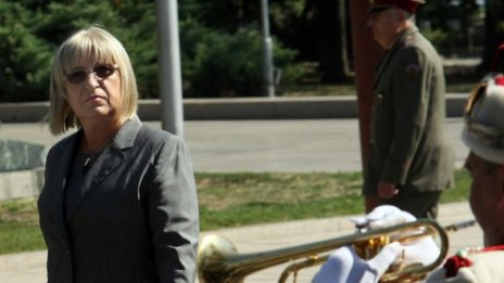 Цачева връща въпроси към Борисов без право на обжалване