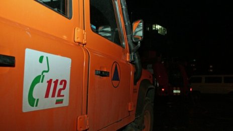 Камион увисна над реката край Нови Искър