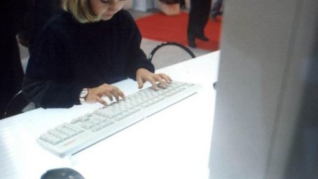 На всяко пето дете е предлаган секс по интернет