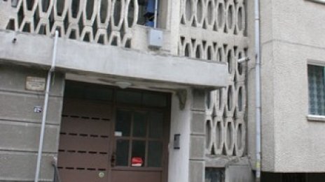 Братя и сестра с белезници, млатили жени по входове