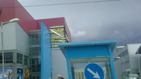 Бурята олющи фасадата на кино "Арена" в Младост
