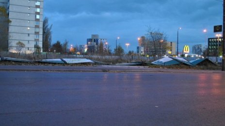 Билборд се сцепи заради вятъра в София